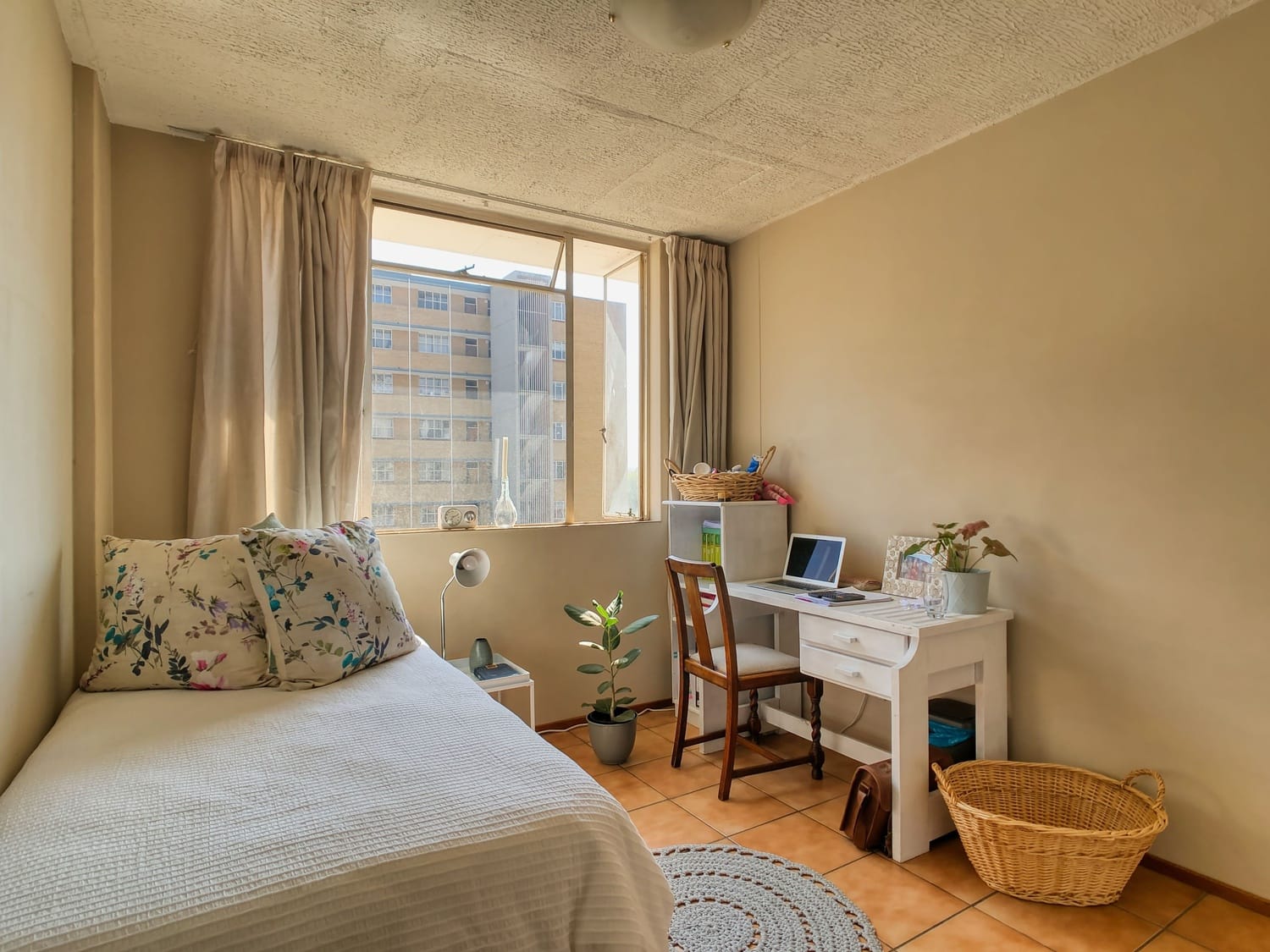 Student Residence vs. Flatshare in Prague: Which is Better for You?